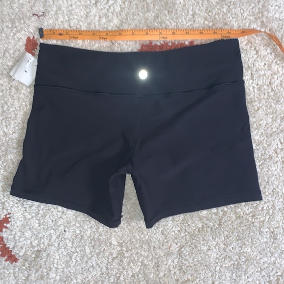 Lululemon-Groove Short- Sz 8- Reversible Bike Short- 5” Inseam- Black & White - Picture 2 of 11